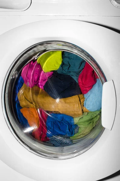 Mosoda, a mosógépbe — Stock Fotó