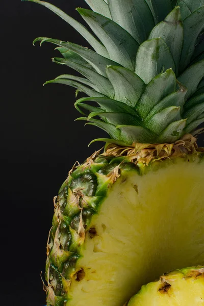 Geschnittene Ananasfrüchte in Nahaufnahme, schwarzer Hintergrund — Stockfoto