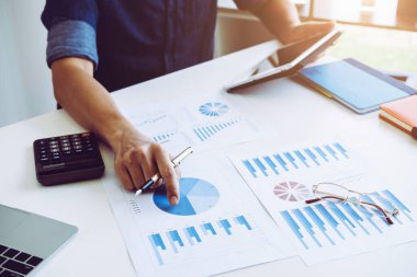 Asyalı iş adamları grafik tartışması ve analiz veri grafikleri ve grafiklerine işaret eden yeni bir başlangıç projesiyle tanışıyorlar. İş finansmanı ve muhasebe konsepti