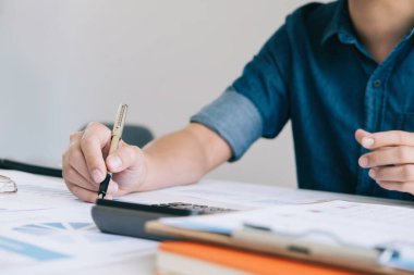 Asyalı iş adamları grafik tartışması ve analiz veri grafikleri ve grafiklerine işaret eden yeni bir başlangıç projesiyle tanışıyorlar. İş finansmanı ve muhasebe konsepti