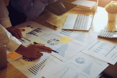 Asyalı iş adamları grafik tartışması ve analiz veri grafikleri ve grafiklerine işaret eden yeni bir başlangıç projesiyle tanışıyorlar. İş finansmanı ve muhasebe konsepti