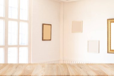 Boş ahşap tablo ve pencere odası iç dekorasyon arka planı, ürün montaj görüntüsü, ürünlerinizin görüntülenmesi veya montajı için kullanılabilir. Ürünün gösterimi için taklit edin