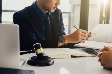 Adalet avukatının sözleşme belgeleriyle görüşmesi ve Yargıç Gavin 'in Tabel' i mahkeme salonunda görmesi. Mahkeme salonunda çalışan bir avukat. Adalet ve hukuk, avukat, mahkeme yargıcı kavramı