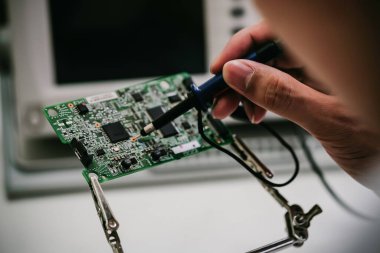 Elin kapatıldığı yerde elektronik imalat hizmetleri, devre tahtası lehimleme el ile montaj aletleri tamir edilir.