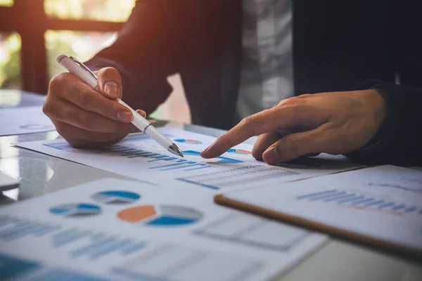 Gente Negocios Asiáticos Reunión Nuevo Proyecto Puesta Marcha Apuntando Gráfico — Foto de Stock