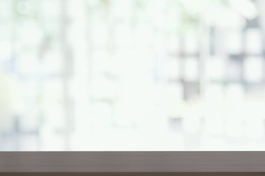 Boş ahşap tablo ve pencere odası iç dekorasyon arka planı, ürün montaj görüntüsü, ürünlerinizin görüntülenmesi veya montajı için kullanılabilir. Ürünün gösterimi için taklit edin