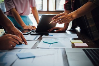 Asyalı iş adamları grafik tartışması ve analiz veri grafikleri ve grafiklerine işaret eden yeni bir başlangıç projesiyle tanışıyorlar. İş finansmanı ve muhasebe konsepti