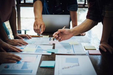 Asyalı iş adamları grafik tartışması ve analiz veri grafikleri ve grafiklerine işaret eden yeni bir başlangıç projesiyle tanışıyorlar. İş finansmanı ve muhasebe konsepti