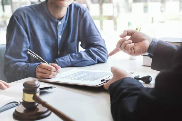 Rättegångsjurist Möte Med Kontraktshandlingar Och Domare Gavel Tabel Rättssalen Advokaten — Stockfoto