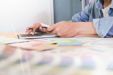 Cep telefonu için web tasarım uygulaması. Tasarım uygulama geliştirme taslağı çizimi çevrimiçi Teknoloji İçeriği. Kullanıcı deneyimi kavramı