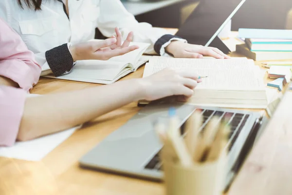 Middelbare School Universiteit Met Behulp Van Laptop Tijdens Het Zitten — Stockfoto