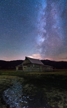 Terk edilmiş ahır içinde yıldızlı