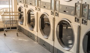 Genel çamaşırhanede çamaşır makineleri