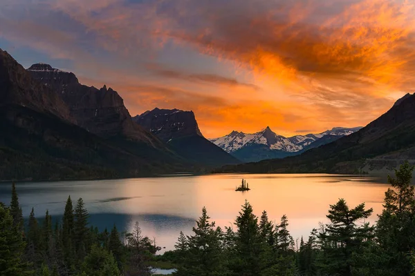 St. Mary Lake and wild goose island in Glacier national park — Stock Photo, Image