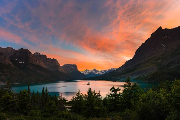 St. Mary Lake e ilha de ganso selvagem no parque nacional Glacier — Fotografia de Stock