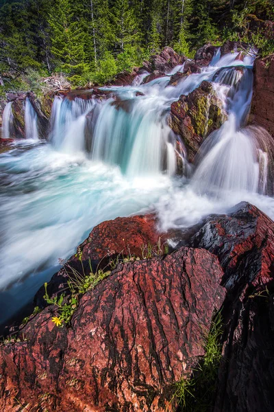 Rote Felsstürze an vielen Gletschern, Gletschernationalpark — Stockfoto