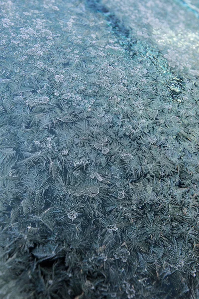 車の窓に雪の結晶 — ストック写真