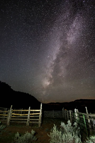 Milky way και όμορφο έναστρο μέσα στη σκοτεινή νύχτα — Φωτογραφία Αρχείου