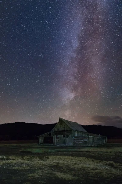 Starry over abandoned barn — Stock Photo, Image