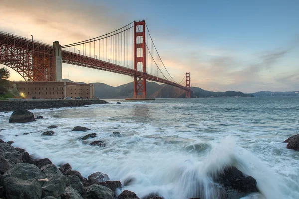 Puente Golden Gate durante la puesta del sol — Foto de Stock