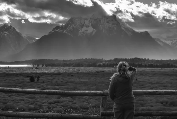 Lady kijken mooie landschap zwart-wit — Stockfoto