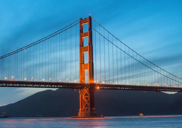 Golden gate Köprüsü günbatımı sırasında — Stok fotoğraf