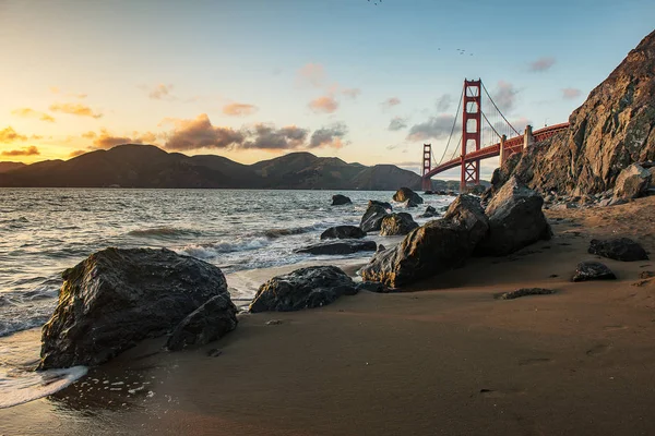 Golden Gate Bridge durante il tramonto — Foto Stock