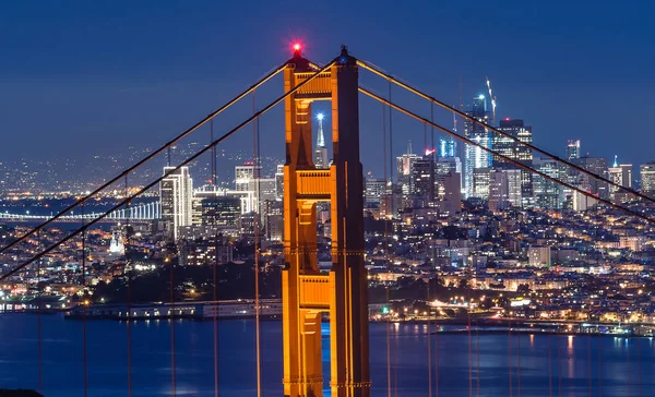 Golden Gate-híd és a San Francisco belvárosában — Stock Fotó