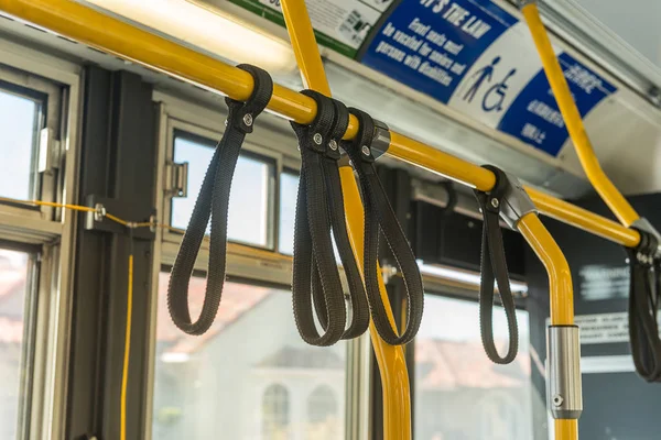 Porta manos en autobús — Foto de Stock