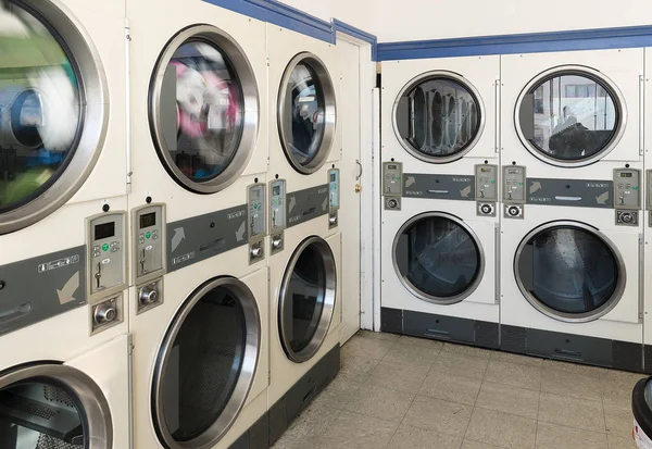 Mașini de spălat rufe în spălătorie publică — Fotografie, imagine de stoc