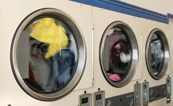Prádelenské stroje ve veřejné prádelně — Stock fotografie