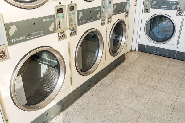 Prádelenské stroje ve veřejné prádelně — Stock fotografie