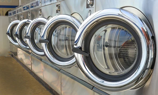 Wäscherei im öffentlichen Waschsalon. — Stockfoto