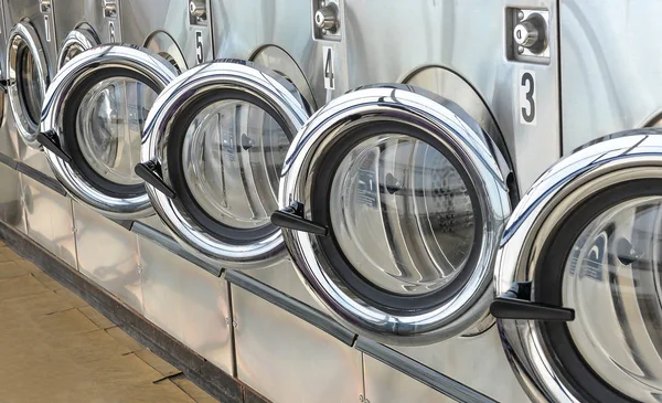 Sklep prania w pralni publicznej. — Zdjęcie stockowe