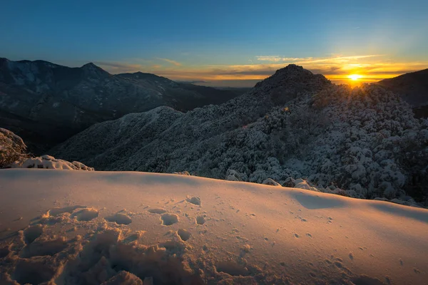 Majestuosa puesta de sol en el paisaje de las montañas de invierno Imágenes de stock libres de derechos