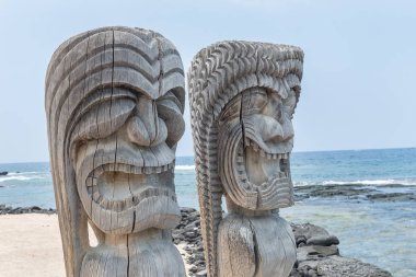 Ahşap üzerinde Tiki sanat 