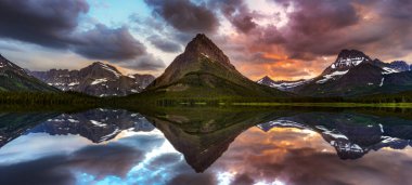 Swiftcurrent Gölü ve yansıma