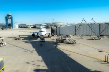 Bir uçuş için Aerobridge bekleme