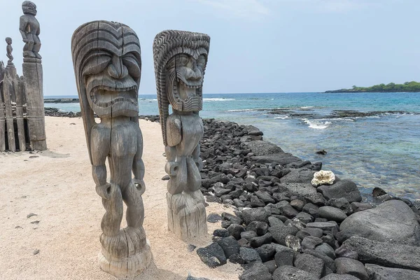 Ahşap üzerinde Tiki sanat 