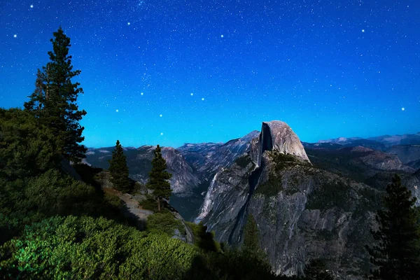 De belles étoiles au-dessus de Glacier Point — Photo