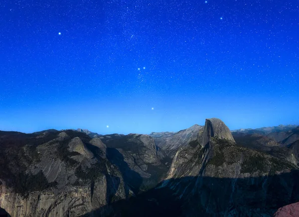 De belles étoiles au-dessus de Glacier Point — Photo