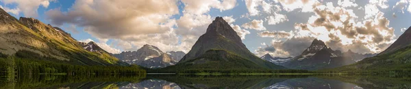 Swiftcurrent Lago e Reflexão — Fotografia de Stock