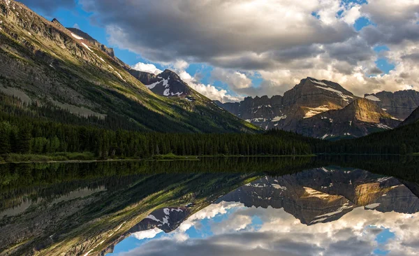 Swiftcurrent Lago e riflessione — Foto Stock