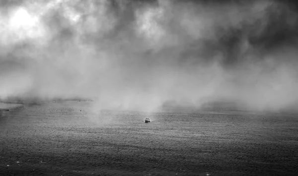 Туман над побережьем Тихого океана — стоковое фото