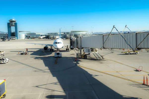 Aerobridge standby for a flight — Stock Photo, Image