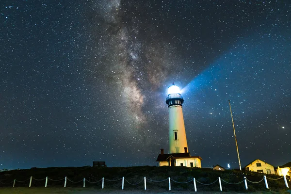 Vía Láctea sobre el faro de Pogeon Point — Foto de Stock