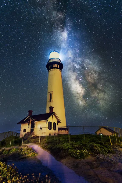 Milky way over Pogeon Point Lighthouse — Stock Photo, Image