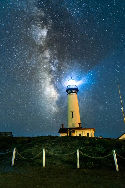 Milky way over Pogeon Point Lighthouse — Stock Photo, Image