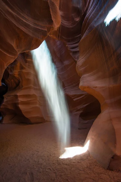 Wiązki światła w kanionie — Zdjęcie stockowe