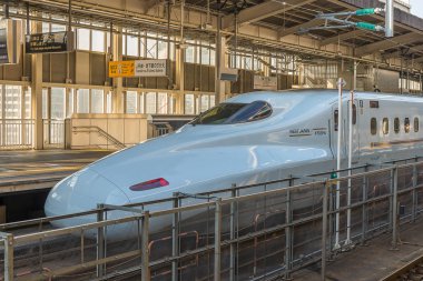 Shinkansen hızlı tren Shin Osaka çeker 